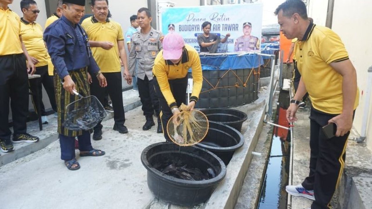 Polres Karimun menunjukkan komitmen nyata dalam mendukung Ketahanan Pangan Nasional melalui budidaya ikan air tawar dan sayuran, memaksimalkan lahan kosong untuk manfaat masyarakat sekitar.