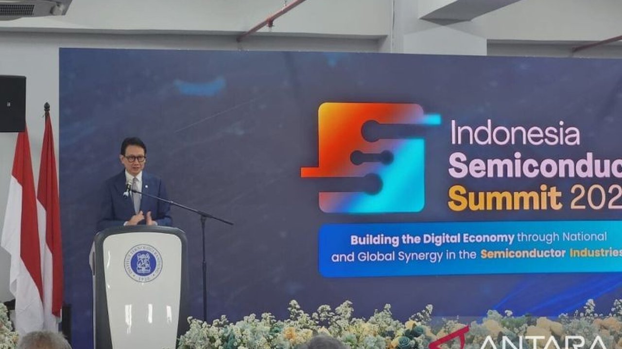 Wakil Menteri Luar Negeri (Wamenlu) Arif Havas Oegroseno menegaskan Diplomasi Semikonduktor Indonesia prioritaskan kemitraan internasional untuk akselerasi industri, manfaatkan potensi pasar domestik dan perkuat rantai pasok global.