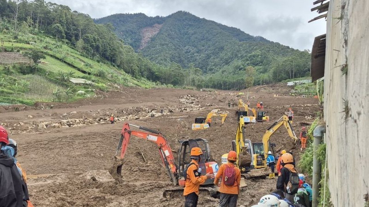 Operasi SAR di Cisarua memasuki hari ketujuh, tim gabungan menambah dua alat berat untuk mempercepat pencarian korban longsor, seiring cuaca yang lebih mendukung dan harapan identifikasi korban terus berlanjut.