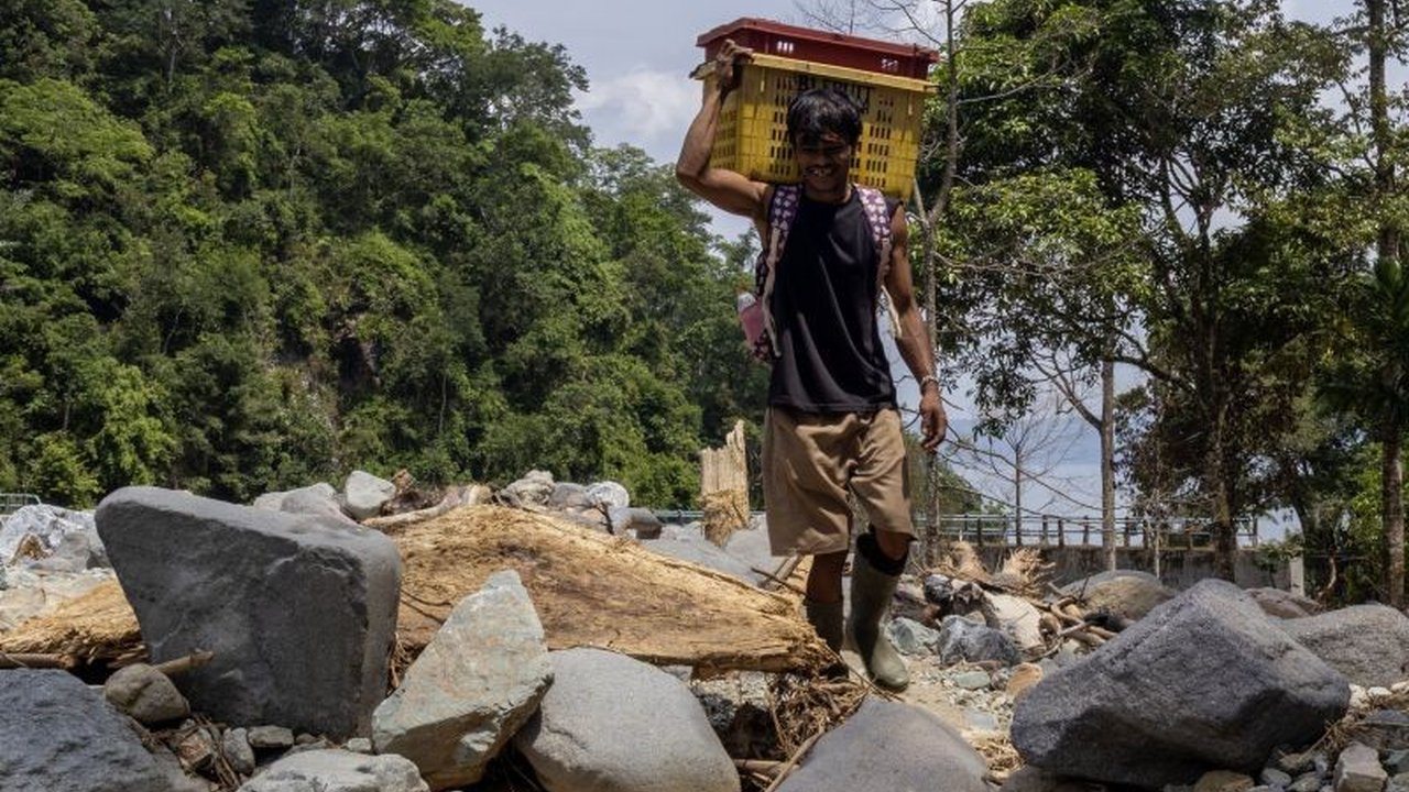 Dua bulan pascabencana banjir bandang, masyarakat dan pemerintah bergotong royong mendorong Pemulihan Ekonomi Tanah Datar melalui UMKM dan agenda pariwisata, menatap masa depan penuh harapan.