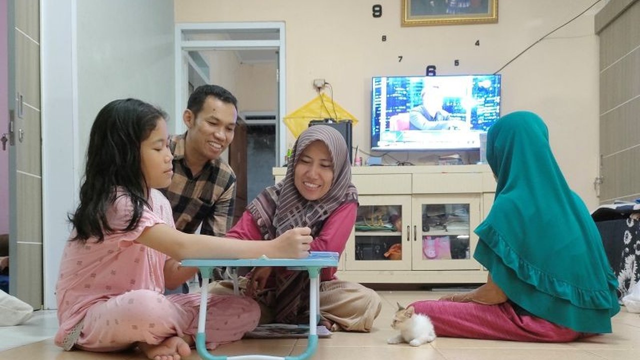 Psikolog Klinis Kasandra Putranto bagikan kiat jitu ciptakan interaksi hangat remaja untuk hindari kecanduan gawai. Temukan cara efektif agar anak tak kesepian dan lebih dekat dengan keluarga!