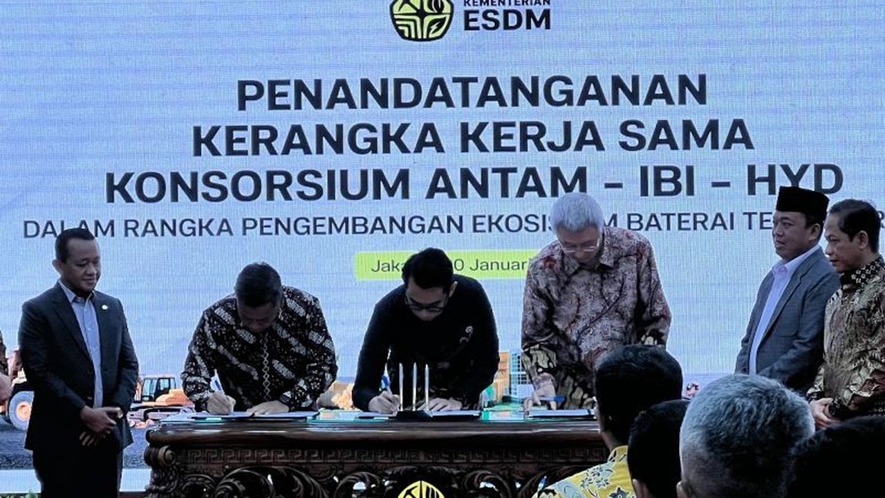 Antam, IBC, dan Huayou menandatangani kesepakatan kerangka kerja sama untuk mempercepat pengembangan ekosistem baterai EV terintegrasi di Indonesia, menargetkan investasi miliaran dolar dan ribuan lapangan kerja.