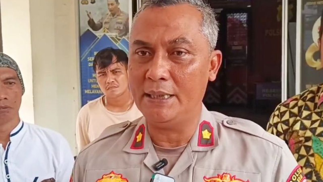 Polsek Koja berhasil menangkap seorang pria berinisial AD, pelaku 'bajing loncat' yang kerap beraksi di Jalan Raya Cilincing, Koja, Jakarta Utara, setelah video aksinya viral di media sosial. Penangkapan ini menjadi sorotan dalam upaya penegakan hukum ter