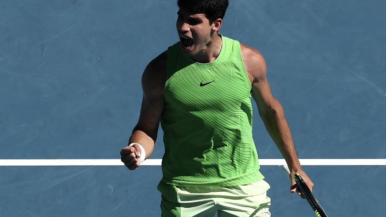 Carlos Alcaraz menunjukkan mental juara dengan mengalahkan Alexander Zverev dalam laga lima jam lebih, mengamankan tiket final Australian Open pertamanya. Bagaimana ia bangkit dari ambang kekalahan dan selangkah lagi menuju Career Grand Slam?