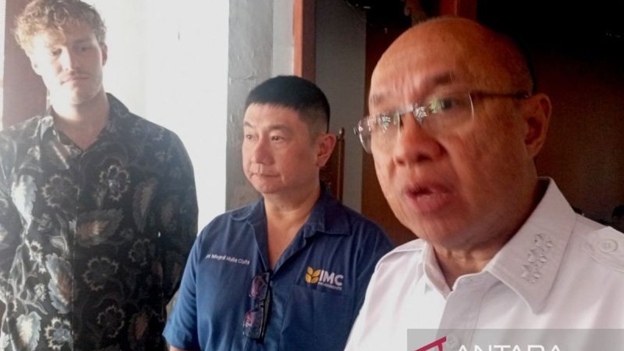 Bupati Banyumas mendorong Pengembangan Kelapa Genjah sebagai strategi utama untuk memperkuat posisi Banyumas Raya sebagai sentra ekspor gula semut dunia, sekaligus meningkatkan kesejahteraan penderes nira dan menekan risiko kecelakaan kerja.