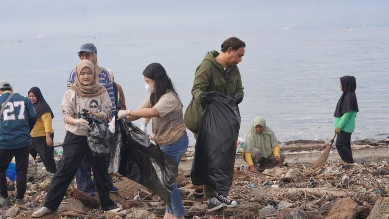 Aksi Bersih Teluk Palu yang digagas Pemerintah Kota Palu berhasil mengumpulkan 100 ton sampah, melibatkan ribuan relawan dari berbagai kalangan untuk menjaga kelestarian lingkungan.