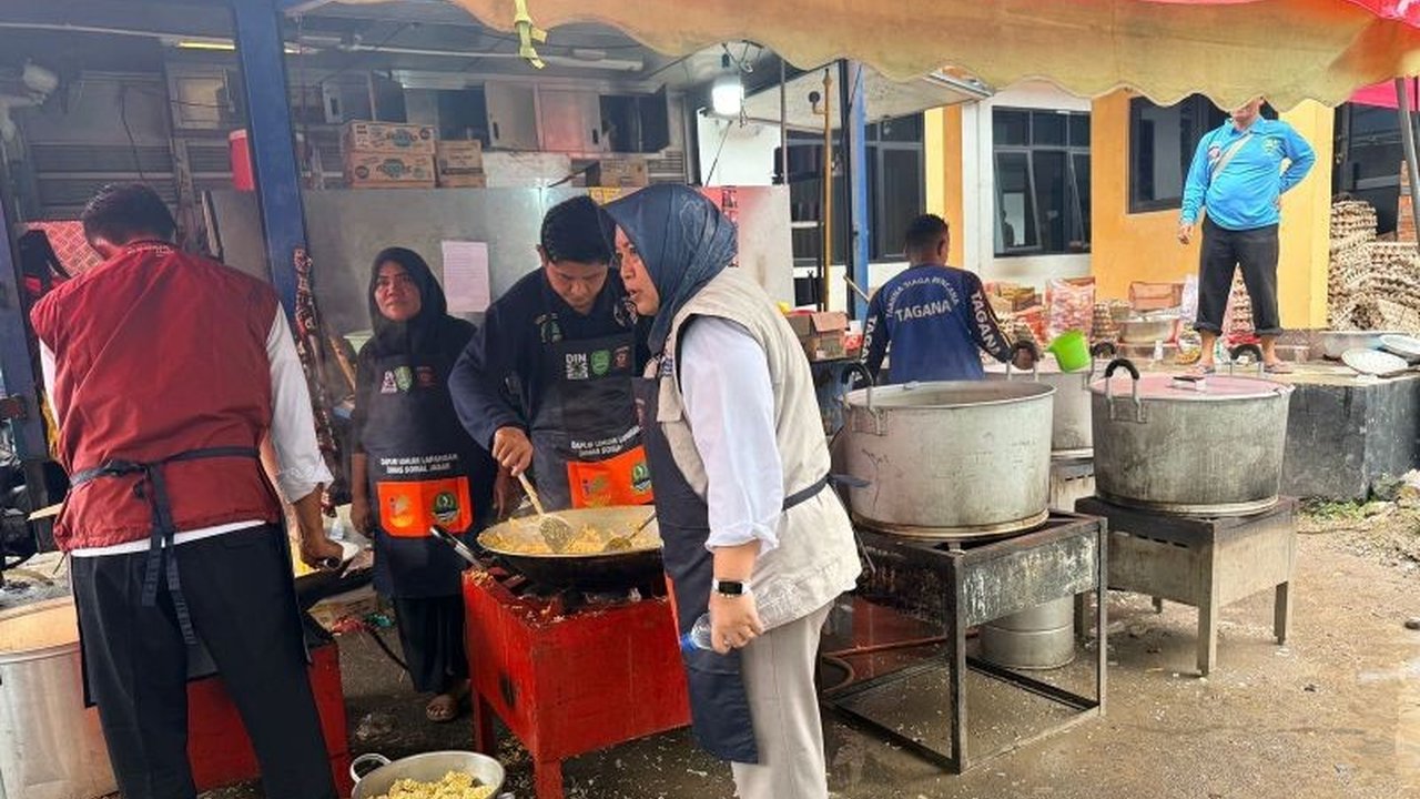 Kementerian Sosial (Kemensos) memastikan kebutuhan dasar ribuan warga terdampak banjir Subang, Jawa Barat, tercukupi melalui penyaluran bantuan logistik dan penanganan darurat.