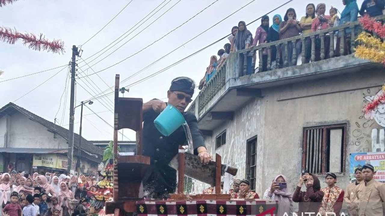 Warga Desa Tlilir, Temanggung, rutin menggelar Tradisi Srobong Gobang dan nyadran setiap tahun, sebagai upaya membersihkan diri, menyingkirkan hal negatif, sekaligus mempererat ikatan sosial dan melestarikan kearifan lokal.