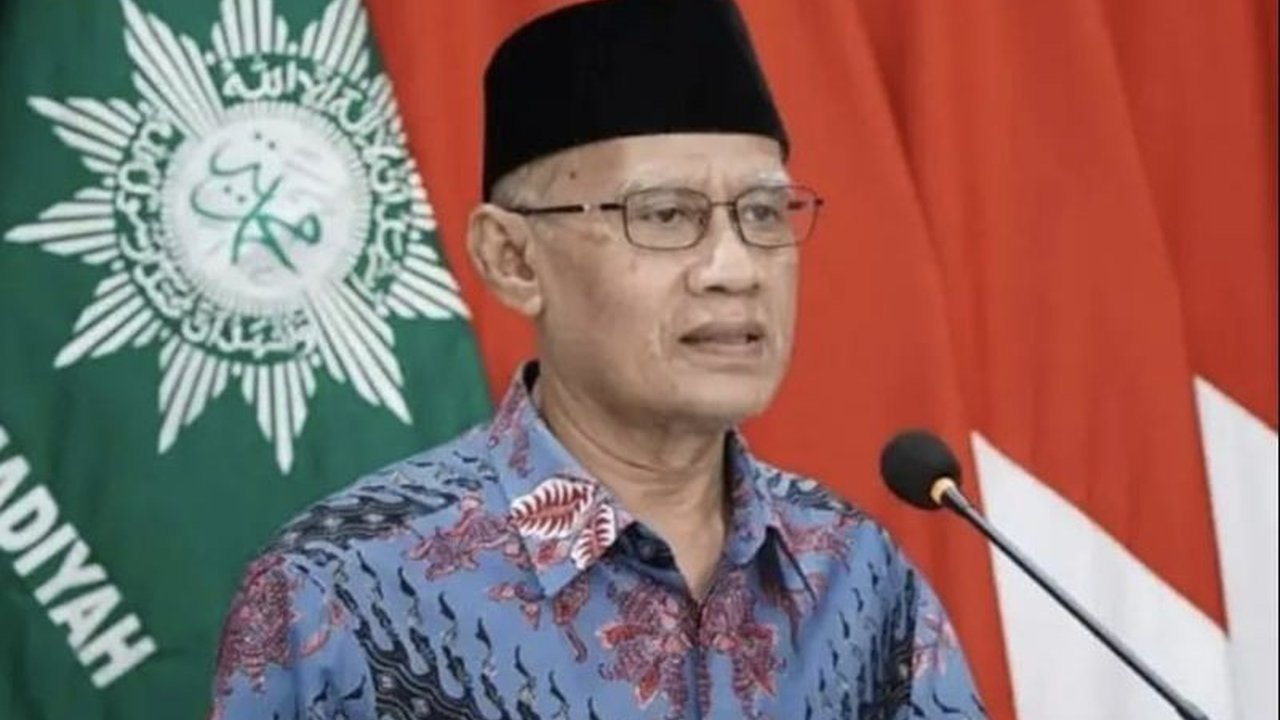 Ketua Umum PP Muhammadiyah Haedar Nashir menilai wacana penempatan Polri di bawah kementerian tidak relevan dengan semangat reformasi. Ia menekankan pentingnya reformasi internal untuk institusi, alih-alih mengubah struktur Polri di bawah kementerian.
