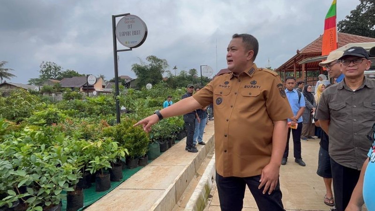 Pemerintah Kabupaten Bogor menjadikan Pasar Petani Garuda di Cibinong sebagai proyek percontohan strategis untuk melindungi petani lokal dan memperkuat ketahanan pangan daerah, meskipun pembangunan fisiknya belum rampung sepenuhnya.