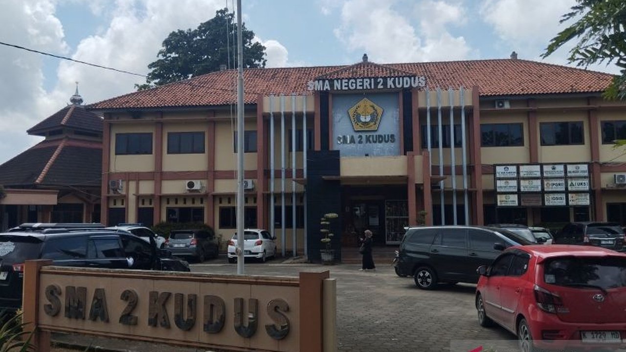 Puluhan siswa SMA 2 Kudus harus menjalani rawat inap setelah diduga mengalami keracunan MBG, memicu kekhawatiran akan program Makan Bergizi Gratis dan kondisi kesehatan siswa.