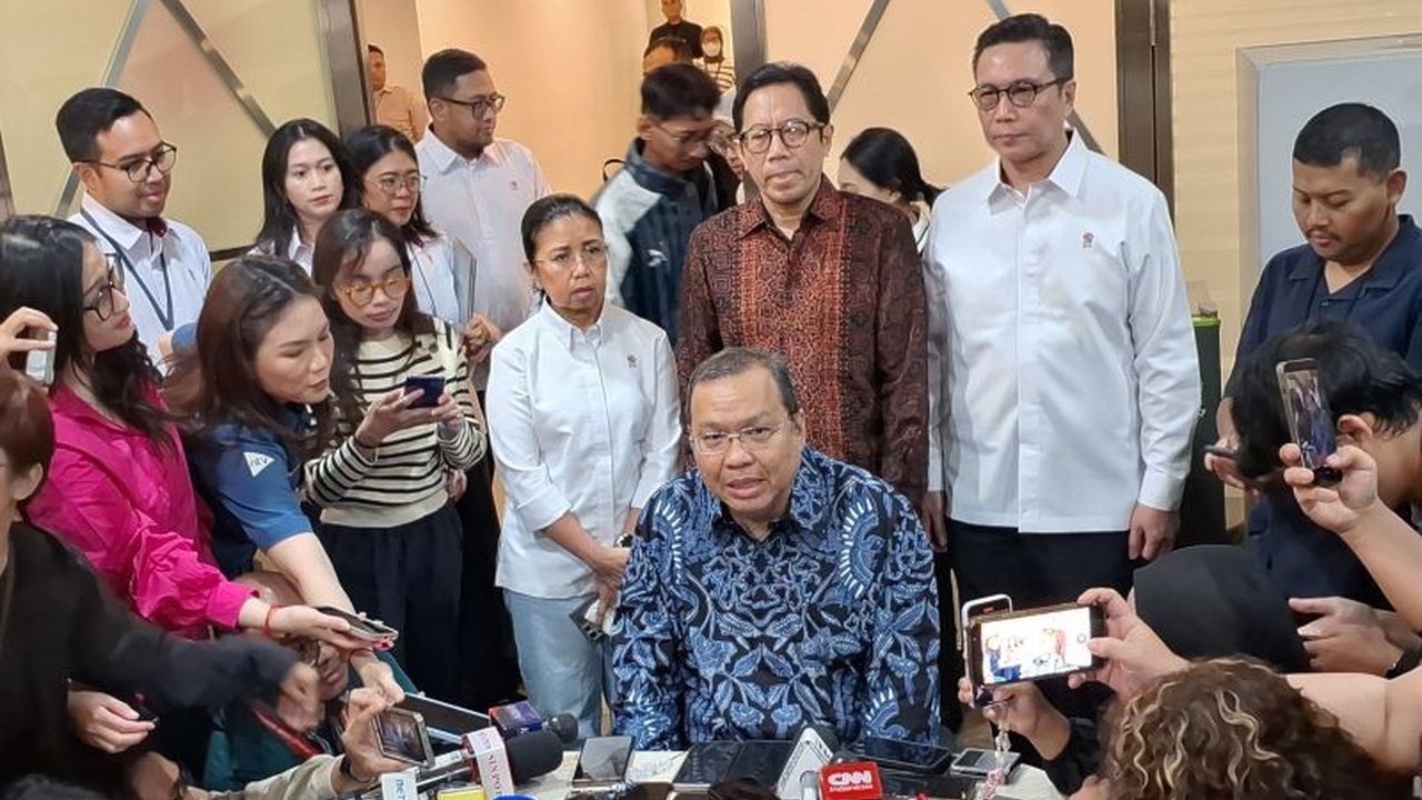 Iman Rachman, Direktur Utama BEI, resmi mengumumkan pengunduran dirinya pada Jumat (30/1). Keputusan ini diambil sebagai bentuk tanggung jawab atas kondisi pasar modal Indonesia dan berharap pasar modal akan lebih baik ke depan.