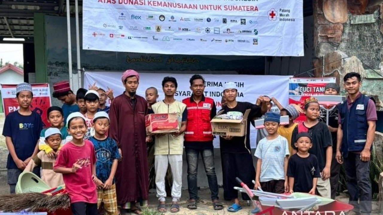 PMI Langkat salurkan bantuan kemanusiaan berupa Al Quran, paket kebersihan, dan makanan ke Pesantren Tanbihul Ghofilin pascabencana hidrometeorologi, wujud kepedulian jelang Ramadhan.