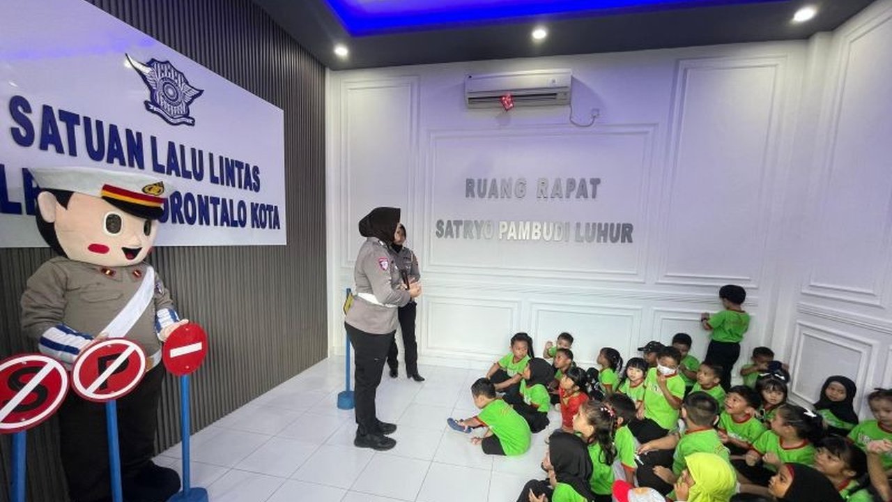 Satlantas Polresta Gorontalo secara rutin menggelar edukasi lalu lintas anak usia dini, mengajarkan disiplin berkendara sejak dini demi menciptakan pelopor keselamatan jalan di masa depan.