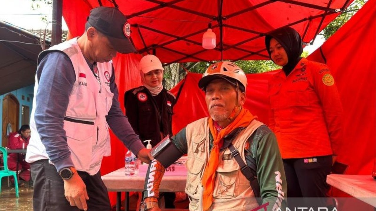 Tim SAR gabungan dalam operasi pencarian korban longsor Cisarua menerima bantuan kesehatan berupa vaksin dan vitamin untuk menjaga stamina dan mencegah paparan penyakit di lapangan.