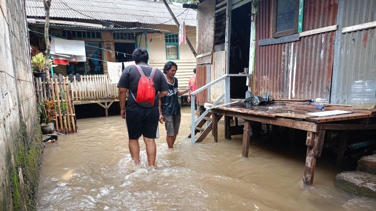 Banjir Jakarta masih menyisakan dampak signifikan, puluhan warga di Jakarta Barat dan Jakarta Pusat terpaksa mengungsi. BPBD DKI Jakarta terus memonitor dan melakukan penanganan intensif di berbagai wilayah terdampak.
