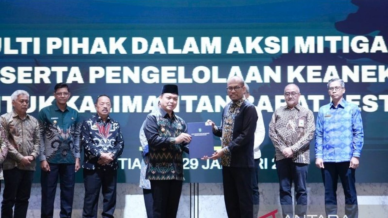 Pemerintah Provinsi Kalimantan Barat (Kalbar) berhasil mendapatkan insentif sebesar Rp1 triliun dari Green Climate Fund (GCF). Dana ini diberikan atas keberhasilan Kalbar menurunkan emisi gas rumah kaca dan menekan laju deforestasi, menegaskan posisi Kalb