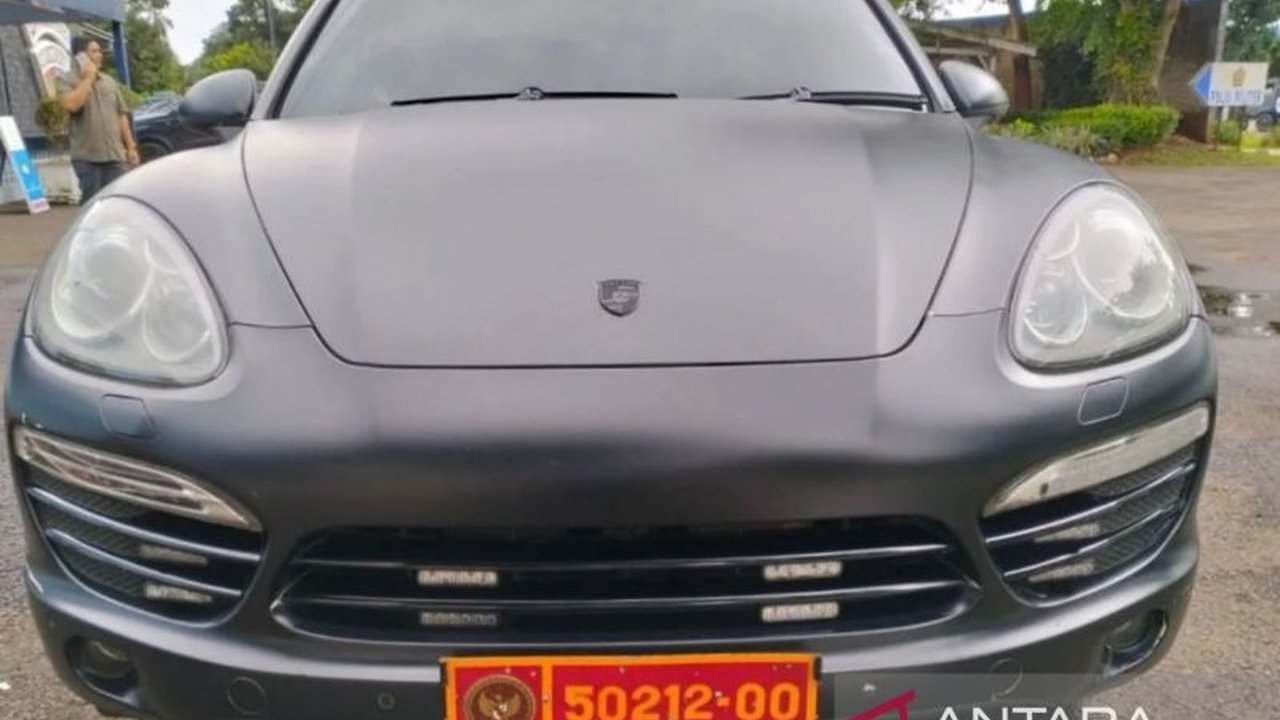 Polda Metro Jaya terus mendalami kasus penggunaan pelat palsu Kemhan pada mobil Porsche Cayenne. Pemilik berinisial RNN masih berstatus saksi, sementara motif dan asal-usul pelat sedang diselidiki.