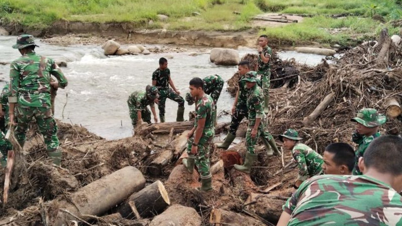 Sinergi TNI dan Polri terus dipercepat dalam upaya pemulihan Sumatera pasca bencana banjir dan tanah longsor, fokus mengembalikan aktivitas ekonomi serta hunian warga.