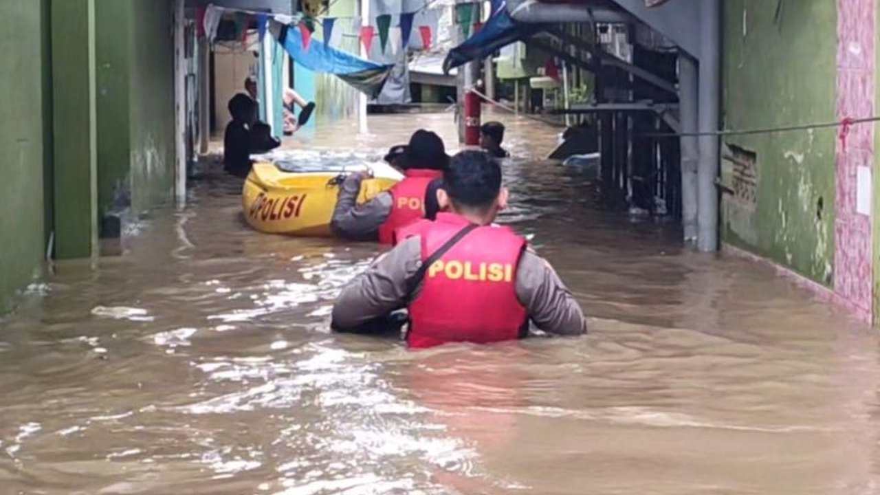 Banjir Jakarta Timur kembali melanda 38 RT di dua kecamatan akibat luapan Kali Ciliwung, dengan ketinggian air mencapai tiga meter. Ratusan keluarga terdampak, dan BPBD Jakarta Timur terus melakukan pemantauan intensif.