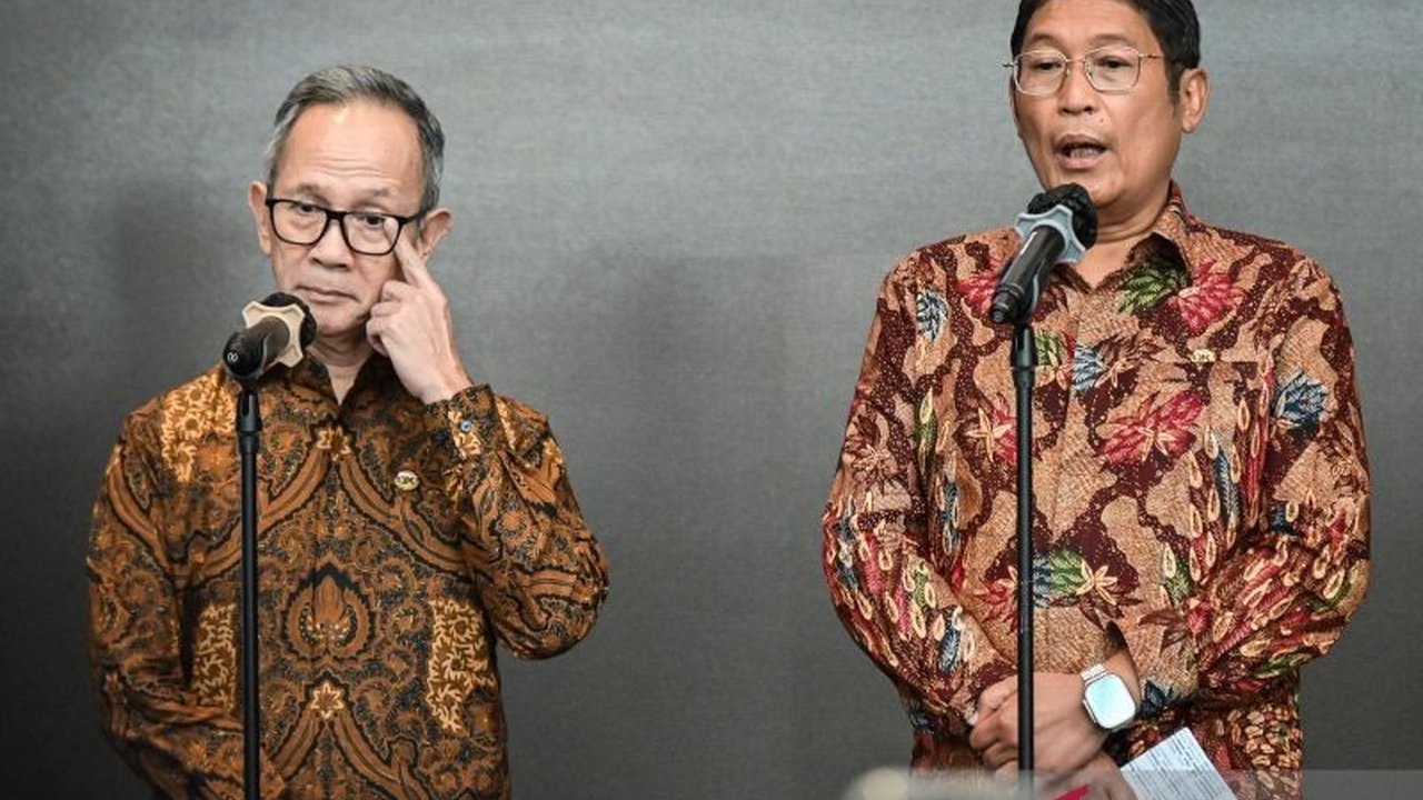 Ketua Dewan Komisioner OJK Mahendra Siregar, bersama sejumlah pejabat OJK dan Dirut BEI Iman Rachman, mengundurkan diri sebagai bentuk tanggung jawab moral, memicu sorotan terhadap stabilitas sektor keuangan dan pasar modal Indonesia.