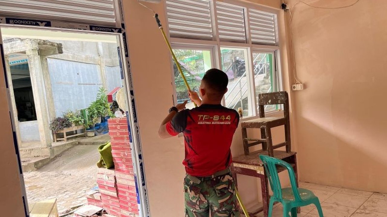 Tentara Nasional Indonesia (TNI) terus mempercepat upaya pembersihan dan revitalisasi sekolah serta pondok pesantren di Sumatera Barat yang terdampak banjir November lalu, memastikan Pembersihan Sekolah Sumbar berjalan optimal dan proses belajar mengajar.