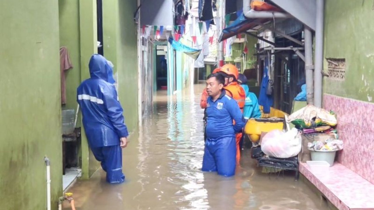 Permukiman warga di Kebon Pala, Kampung Melayu, Jakarta Timur, terendam banjir setinggi dua meter. Simak informasi terkini mengenai kondisi Banjir Kebon Pala Jakarta Timur dan upaya evakuasi yang dilakukan warga.