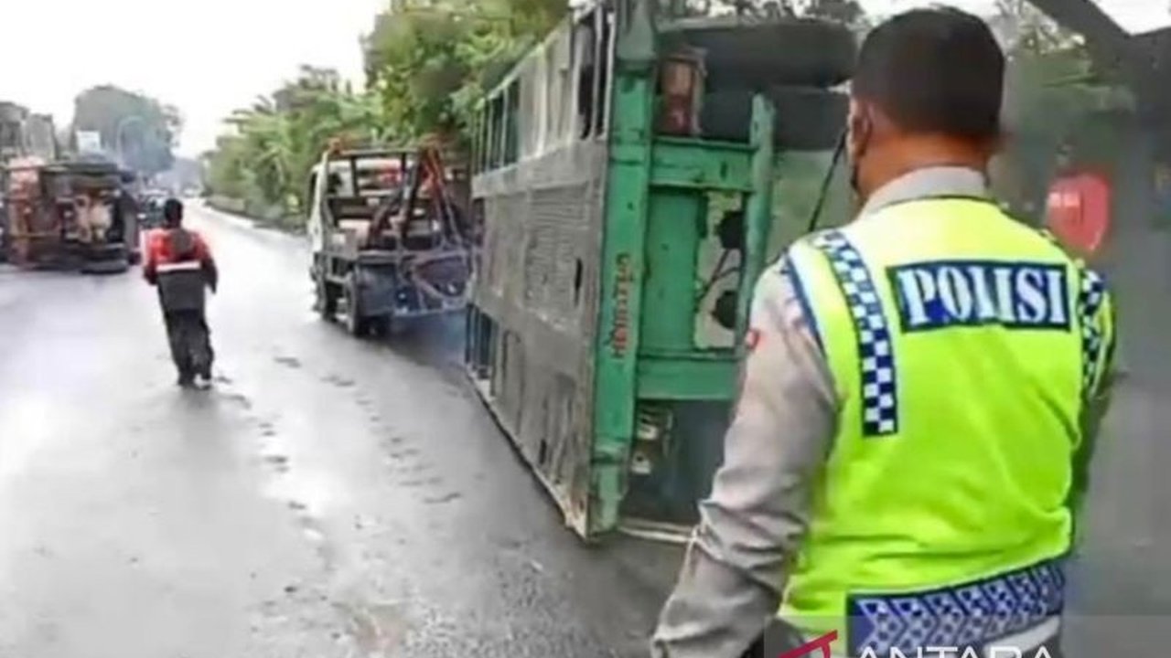 Polisi sedang memeriksa sopir truk kontainer yang terguling di Cilincing, Jakarta Utara, pada Jumat pagi, menyebabkan kemacetan parah dan evakuasi memakan waktu berjam-jam. Insiden truk kontainer terguling ini menjadi sorotan karena dampaknya terhadap lal