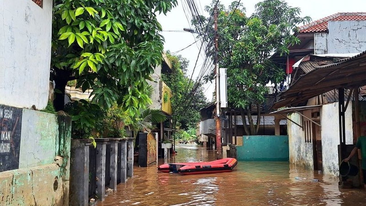 Banjir Pejaten Timur, Jakarta Selatan, mencapai ketinggian 260 cm pada Jumat pagi akibat curah hujan tinggi dan luapan Kali Ciliwung, merendam delapan RT di Jakarta Selatan.