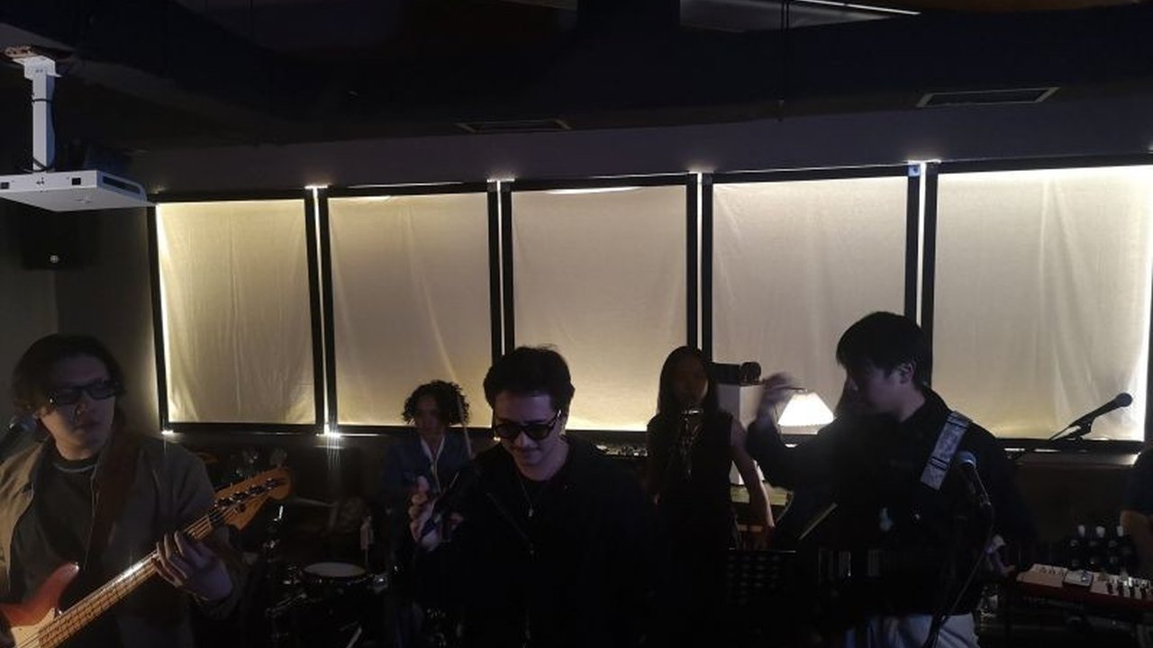 Aktor sekaligus vokalis Jerome Kurnia bersama grup musik Ricecooker meluncurkan album 'Favorite Dinner Guest', diwarnai momen haru saat ia mengungkapkan kerinduan mendalam pada mendiang ayahnya.