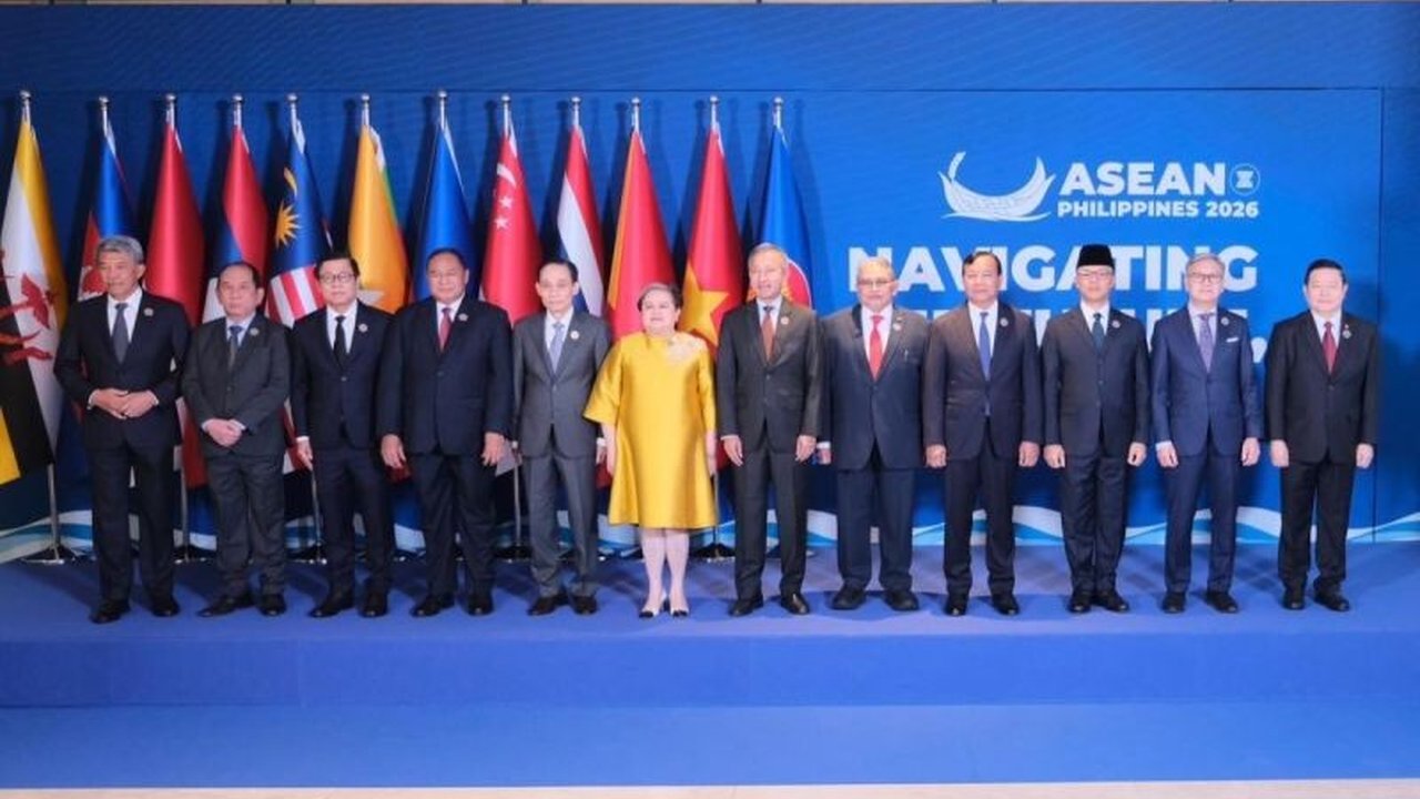 Para Menteri Luar Negeri ASEAN bertekad menyelesaikan negosiasi Kode Etik (CoC) Laut China Selatan pada tahun 2026, sebuah langkah krusial demi menjaga perdamaian dan stabilitas di kawasan maritim strategis ini.