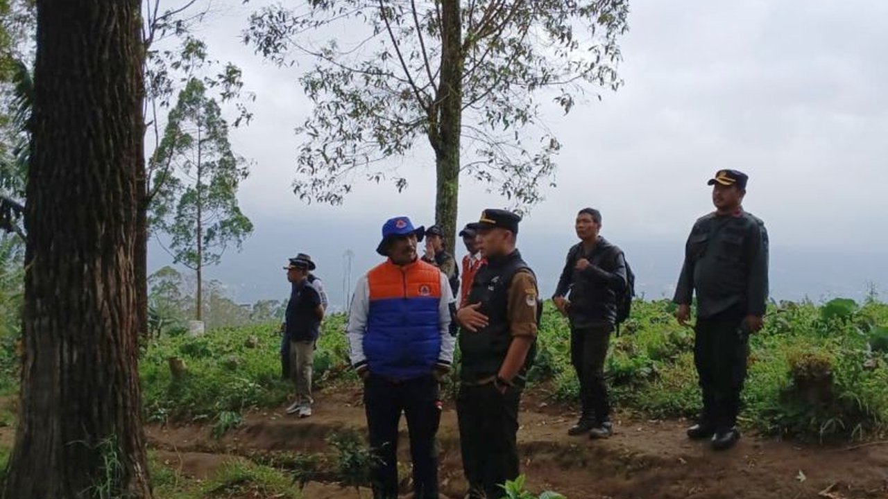 BPBD Garut bersama tim mitigasi meninjau langsung kondisi hutan Gunung Cikuray yang beralih fungsi menjadi lahan pertanian, memicu kekhawatiran akan potensi bencana longsor dan menuntut perhatian serius terhadap alih fungsi lahan Gunung Cikuray.
