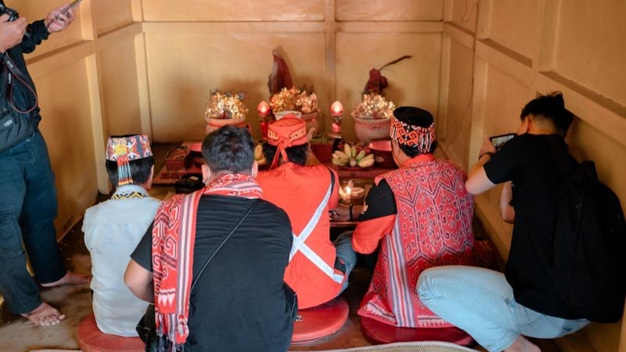 Ritual Nabok Panyugu menandai dimulainya rangkaian Pesta Adat Naik Dango ke-41 Kubu Raya, sebuah tradisi sakral masyarakat Dayak Kanayatn untuk mensyukuri hasil panen dan memohon keselamatan.