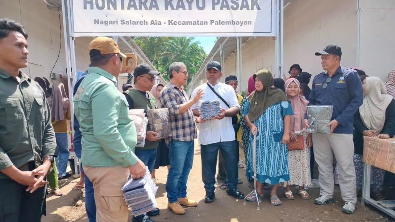 Kementerian Lingkungan Hidup dan Kehutanan (KLHK) melalui Rimbawan Peduli menyalurkan Bantuan KLHK Penyintas Agam berupa perlengkapan ibadah kepada 117 Kepala Keluarga di hunian sementara Palembayan, Kabupaten Agam, menjelang bulan suci Ramadan.