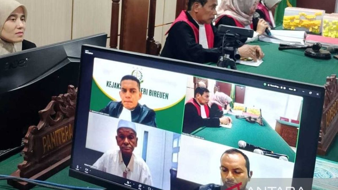 Ketua BKAD PNPM Mandiri Perdesaan Kecamatan Jeunieb, Anwar Ibrahim, divonis 18 bulan penjara dalam kasus korupsi PNPM yang merugikan negara ratusan juta rupiah.