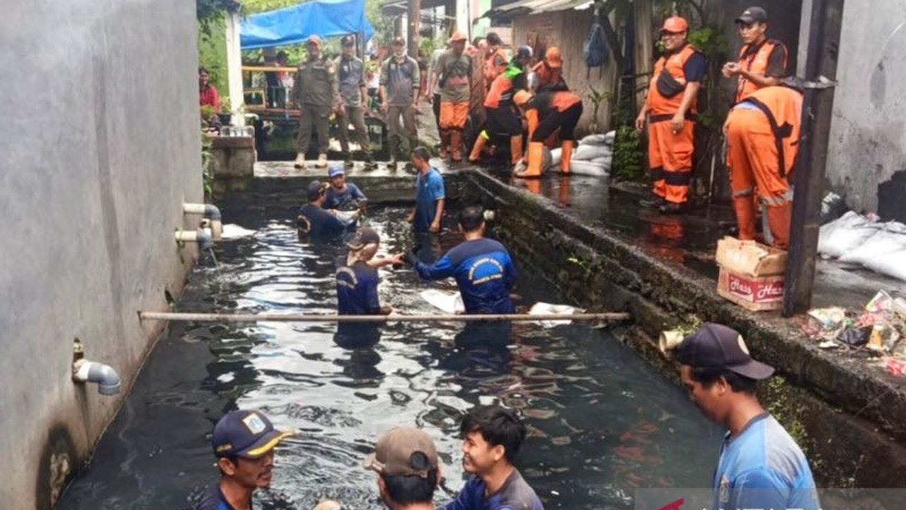 Pemerintah Kota Jakarta Utara mengerahkan personel gabungan untuk mengangkut seribu karung lumpur di Kali Betik, Kecamatan Koja, sebagai langkah konkret pencegahan banjir Jakarta Utara. Kegiatan ini diharapkan dapat meminimalkan risiko genangan air.