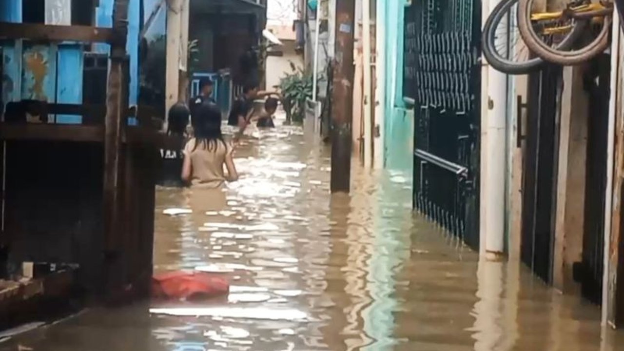 Permukiman warga di Bidara Cina, Jatinegara, Jakarta Timur, kembali dilanda banjir hingga dua meter setelah sempat surut, membuat ratusan jiwa terdampak dan membutuhkan evakuasi.