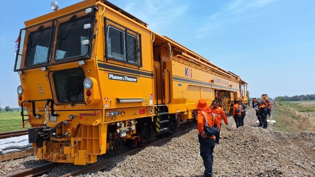 PT Kereta Api Indonesia (Persero) memperkuat kesiagaan operasional melalui skema Manajemen Alat Material Untuk Siaga (AMUS) untuk menghadapi potensi cuaca ekstrem, termasuk banjir jalur kereta api, demi keselamatan perjalanan dan keandalan layanan.