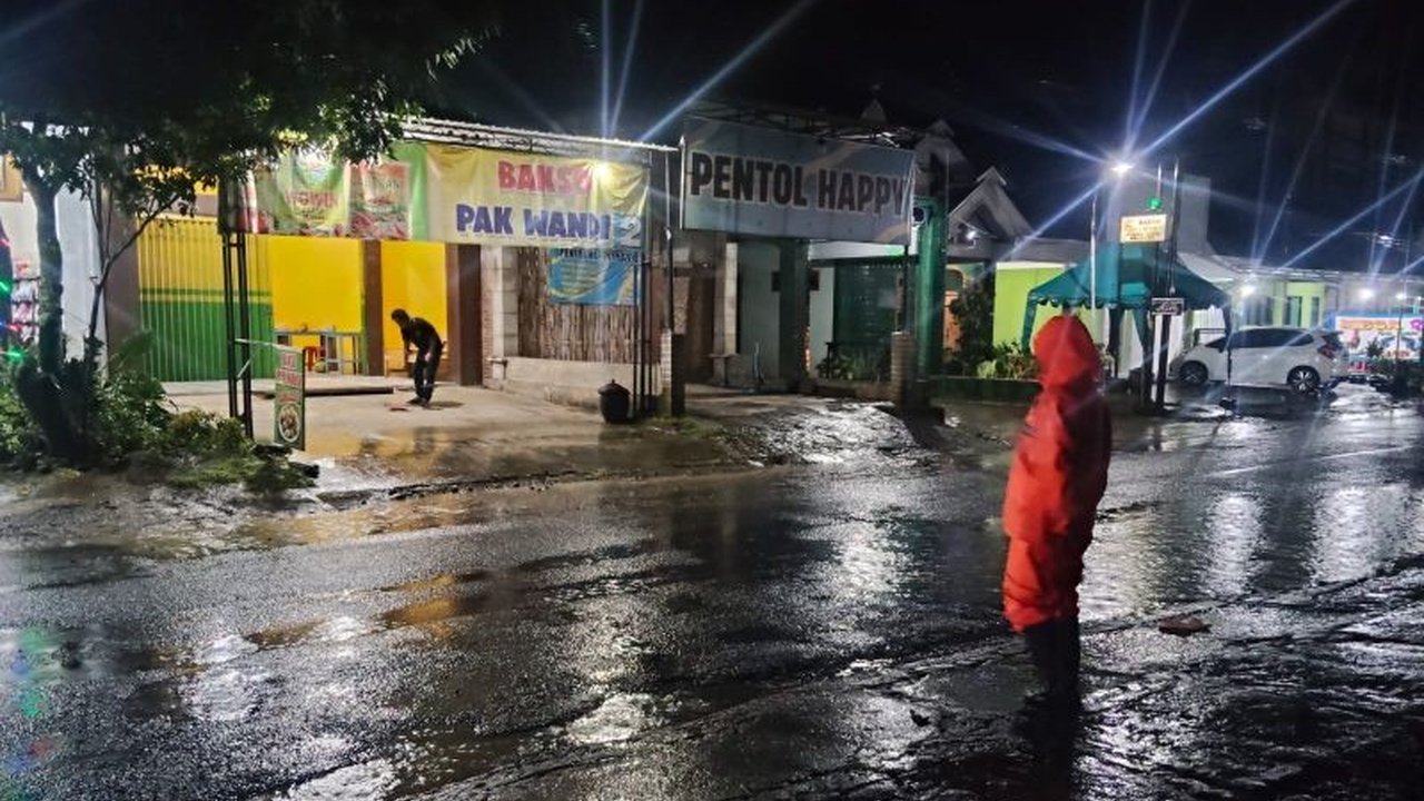 Hujan deras picu banjir longsor Trenggalek, menutup total jalur Bandung-Prigi dan merendam rumah warga. BPBD Trenggalek imbau masyarakat waspada cuaca ekstrem susulan.