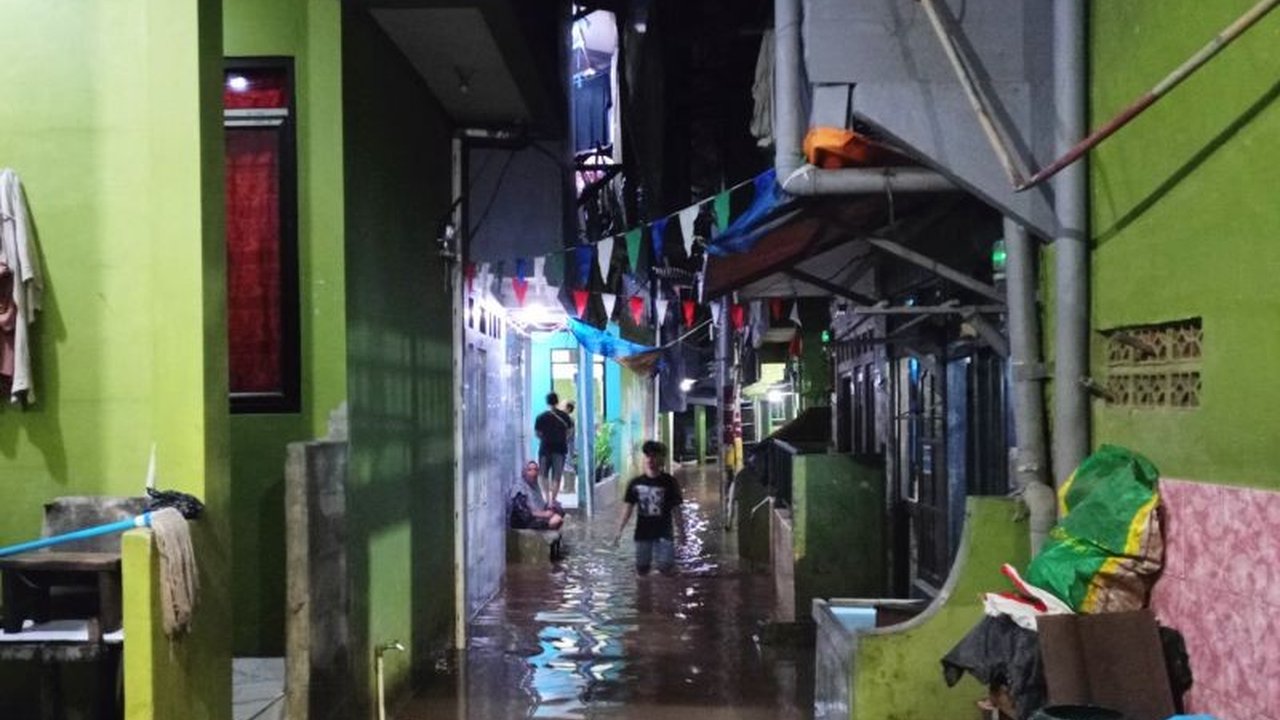 Ketinggian air banjir di Kebon Pala, Jakarta Timur, berangsur surut hingga satu meter. Namun, ratusan warga terdampak Banjir Kebon Pala masih bertahan di pengungsian menunggu rumah dibersihkan.