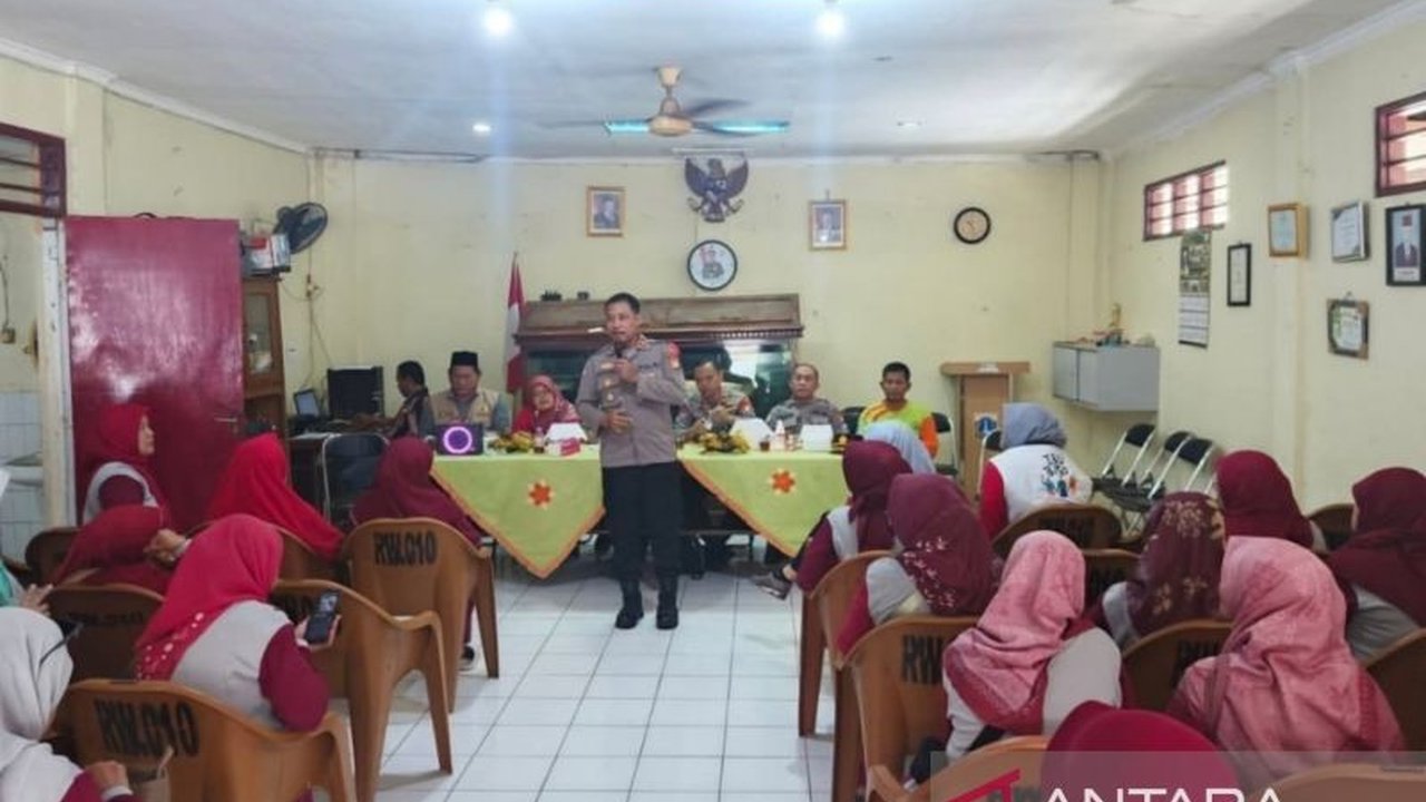 Ditbinmas Polda Metro Jaya menekankan peran keluarga, khususnya ibu-ibu PKK, sangat penting dalam membentengi anak dari pengaruh negatif seperti narkotika dan tawuran, demi masa depan generasi muda.