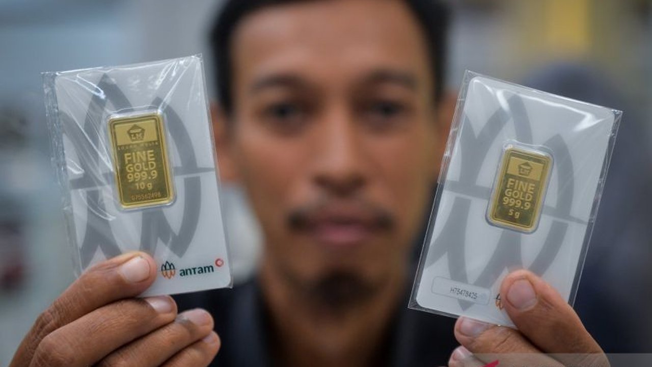 Harga Emas Antam mengalami penurunan signifikan sebesar Rp260.000 hari ini, mencapai Rp2,86 juta per gram. Simak rincian lengkap harga dan ketentuan pajaknya yang perlu diketahui investor.