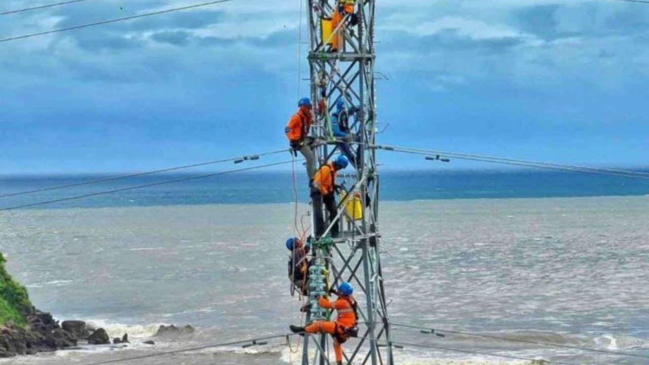 PT PLN (Persero) Unit Induk Wilayah Nusa Tenggara Barat (UIW NTB) berkomitmen perkuat keandalan listrik Sumbawa dengan pemeliharaan rutin infrastruktur transmisi utama guna menjamin pasokan stabil.