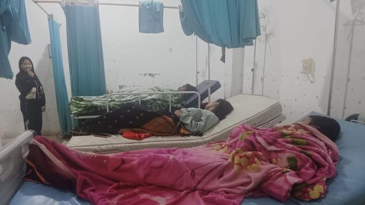 Siswa di Manggarai Barat, Nusa Tenggara Timur (NTT), yang mengalami keracunan usai menyantap Makan Bergizi Gratis (MBG),  dibawa ke puskesmas terdekat. (Liputan6.com/ Ola Keda)