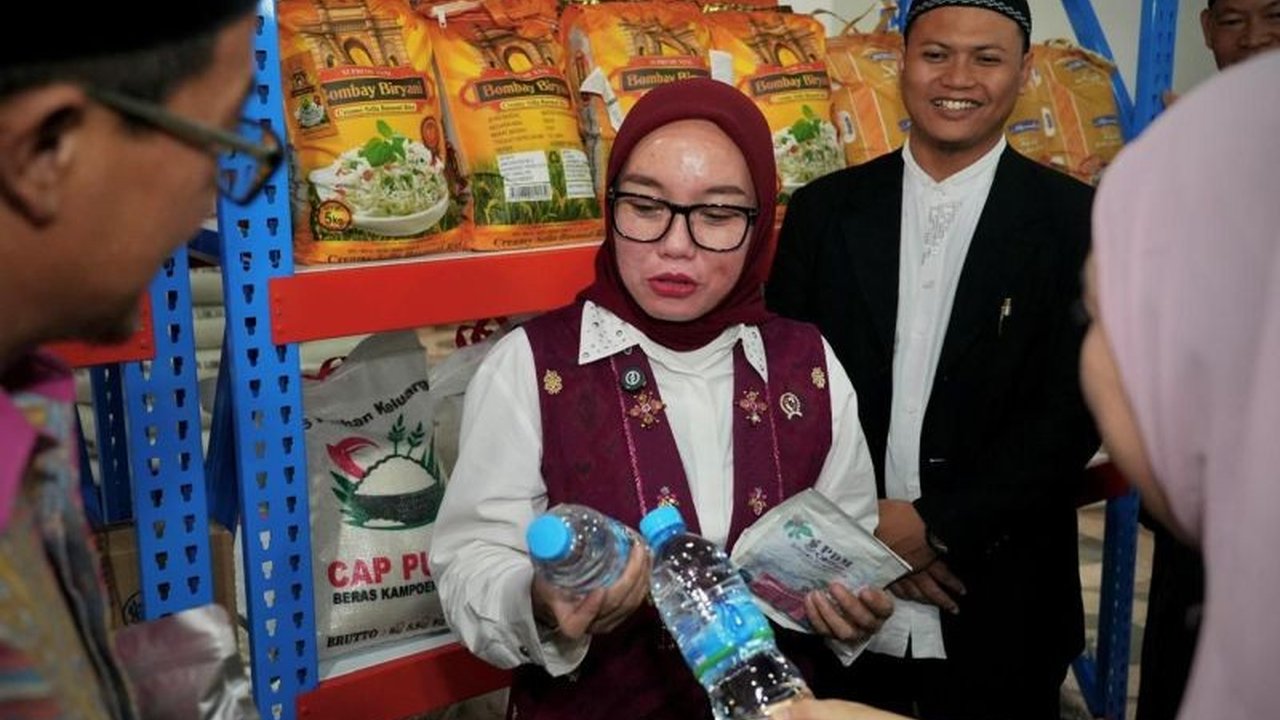 Wakil Menteri Koperasi (Wamenkop) Farida Farichah mendorong Koperasi Pondok Pesantren Al-Kautsar Al-Akbar di Medan untuk menjadi pusat distribusi produk lokal, memperkuat ekonomi pesantren dan warga sekitar, serta mendukung program Makan Bergizi Gratis.