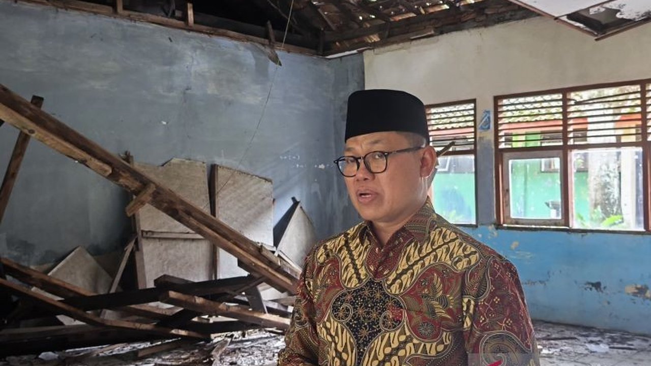 Staf Ahli Kemendikdasmen meninjau langsung kondisi SMPN 1 Sambong Blora yang rusak parah, menandai dimulainya upaya revitalisasi untuk memastikan sarana pendidikan yang layak dan aman.