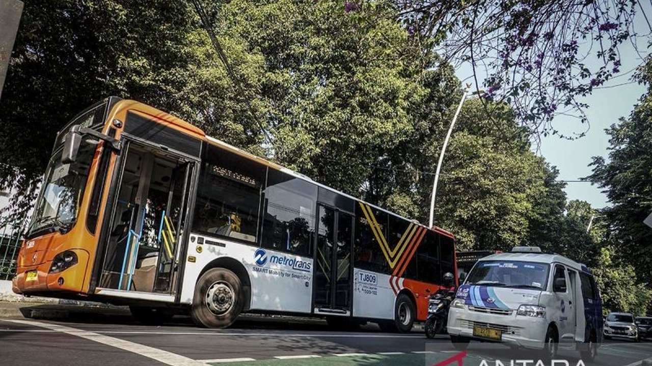 Genangan air di sejumlah titik di DKI Jakarta pada Sabtu (31/1) pagi menyebabkan pengalihan rute beberapa layanan Transjakarta dan Mikrotrans, mengganggu perjalanan ribuan penumpang.
