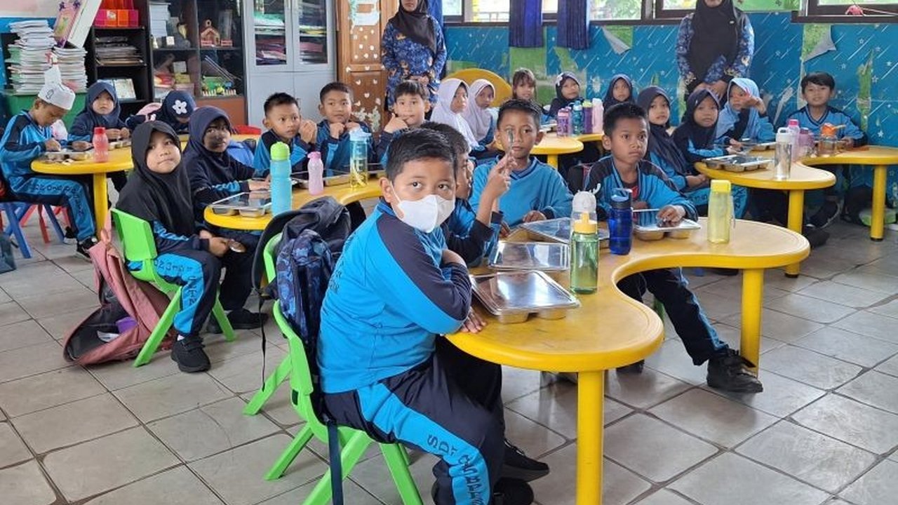 Penajam Paser Utara memperkuat intervensi gizi masyarakat melalui perluasan Program Makan Bergizi Gratis (MBG), menambah satu Satuan Pelayanan Pemenuhan Gizi (SPPG) baru di Kecamatan Waru. Simak detail operasionalnya!