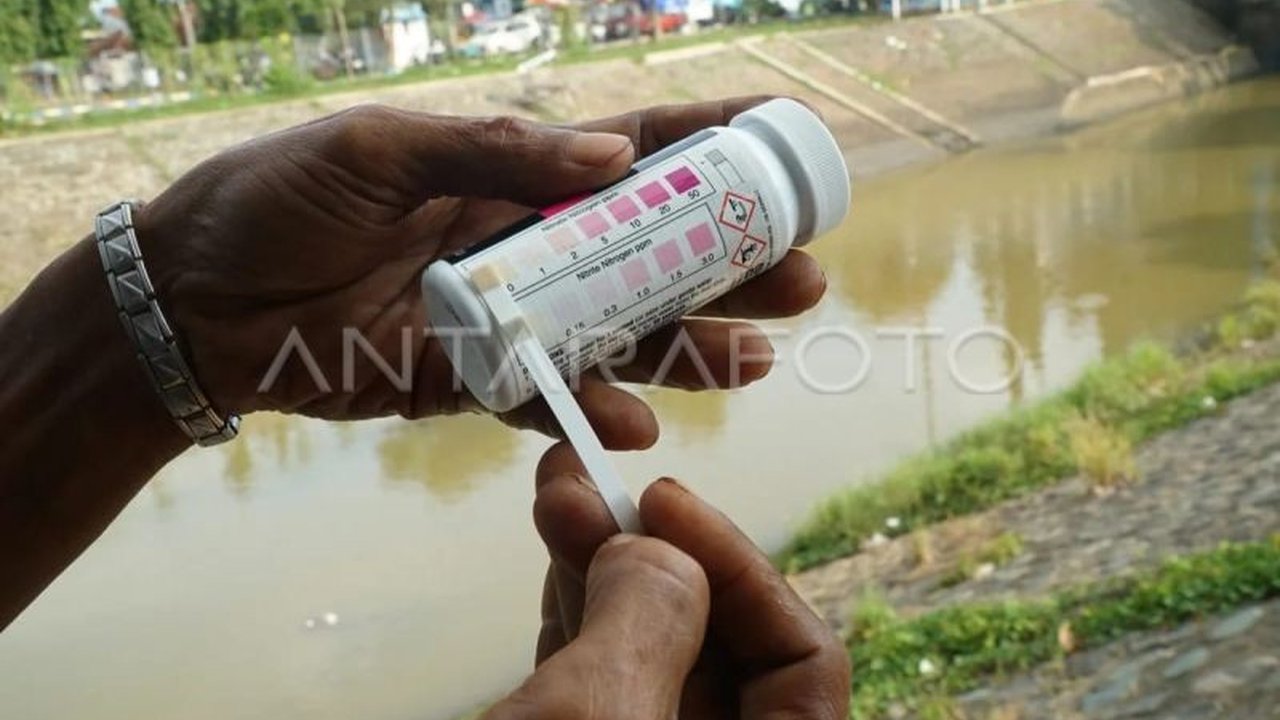Dinas Kesehatan Sigi menemukan kualitas air Sungai Kamarora B tercemar dengan kadar pH dan timbal yang jauh melebihi ambang batas, memicu kekhawatiran akan dampak kesehatan dan lingkungan.