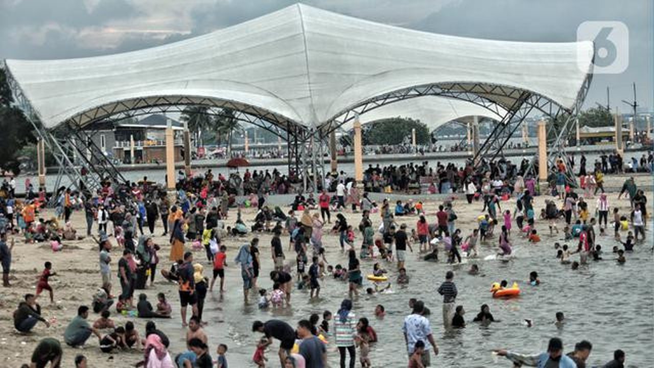 Wisatawan memadati Pantai Ancol saat mengisi libur Natal, Jakarta, Minggu (25/12/2022). Kepala Komunikasi PT Pembangunan Jaya Ancol Ariyadi Eko Nugroho mengungkapkan per hari ini jumlah wisat